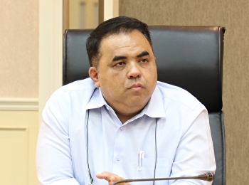 Asst. Prof. Dr. Komsan Somanawat, Vice
President for Nakhon Pathom Campus
chaired the meeting for discussion to
create a curriculum for teaching in
collaboration with Univentures Public
Company Limited