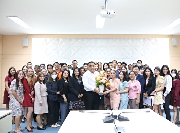 มอบดอกไม้แสดงความยินดีแก่
ผู้ช่วยศาสตราจารย์ ดร.คมสัน โสมณวัตร