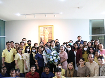 มอบดอกไม้แสดงความยินดีแก่ อาจารย์
ดร.แก่นเพชร ศรานนทวัฒน์