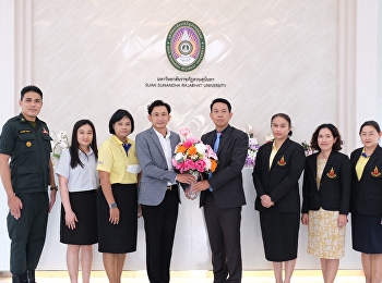 รับมอบกระเช้าแสดงความยินดีจากผู้บริหาร