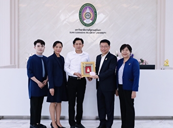 รับมอบกระเช้าแสดงความยินดีจากผู้บริหาร