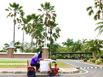 ทำความสะอาดบริเวณโดยรอบมหาวิทยาลัย
ด้วยการใช้เครื่องดูดใบไม้