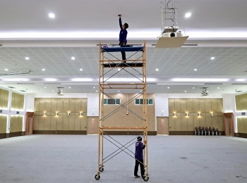 ฝ่ายอาคารและสถานที่
ซ่อมบำรุงระบบไฟฟ้าและดูแลระบบความปลอดภัยภายในอาคารเรียนรวมอเนกประสงค์และศูนย์อาหาร