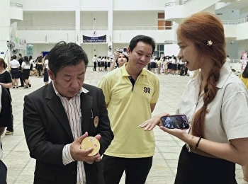 It's time to show off!! with an
exhibition of packaging design work by
second-year logistics management
students.