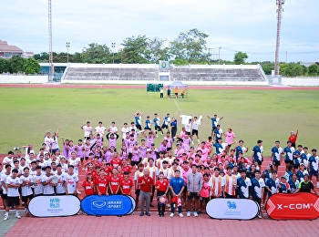 วันอาทิตย์ที่ 17 สิงหาคม 2568
ผู้ช่วยศาสตราจารย์ ดร.แก่นเพชร
ศรานนทวัฒน์ รองอธิการบดีวิทยาเขตนครปฐม
มอบหมายให้นางสาวเสาวณีย์ กำเนิดรัตน์
ผู้อำนวยการสำนักงานวิทยาเขตนครปฐม
พร้อมด้วยนายสุทธา เถื่อนเกิดพันธุ์
ผู้อำนวยการกองกลาง
เป็นผู้มอบรางวัลให้แก่นักกีฬา