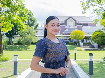 ผ้าไทยงาม งามตา พาใจรัก สวยประจักษ์
ทุกลวดลาย ให้หลงใหล ทั้งเรียบหรู
อ่อนหวาน สะท้อนความไทย ร่วมสวมใส่
ร่วมสืบสาน งานวัฒนธรรม
